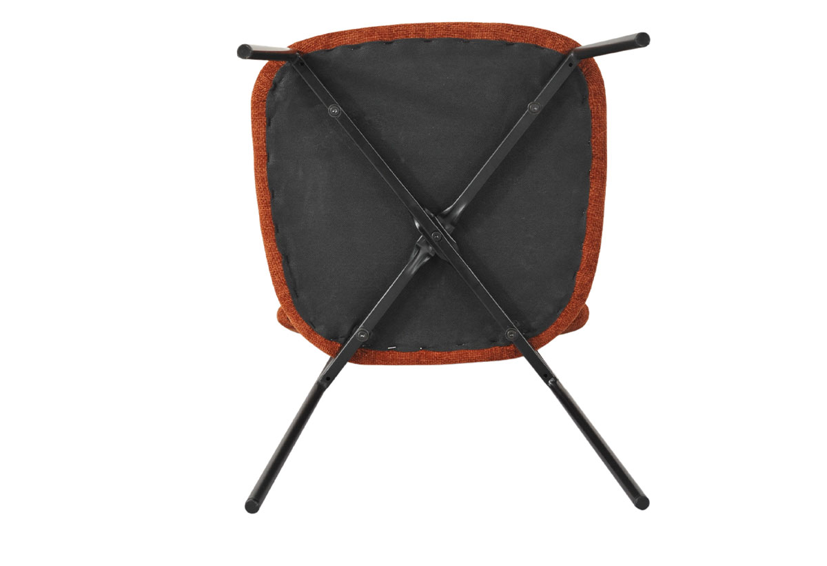 Η στιβαρή κατασκευή της καρέκλας μαζί με τα μεταλλικά ποδαράκια της.